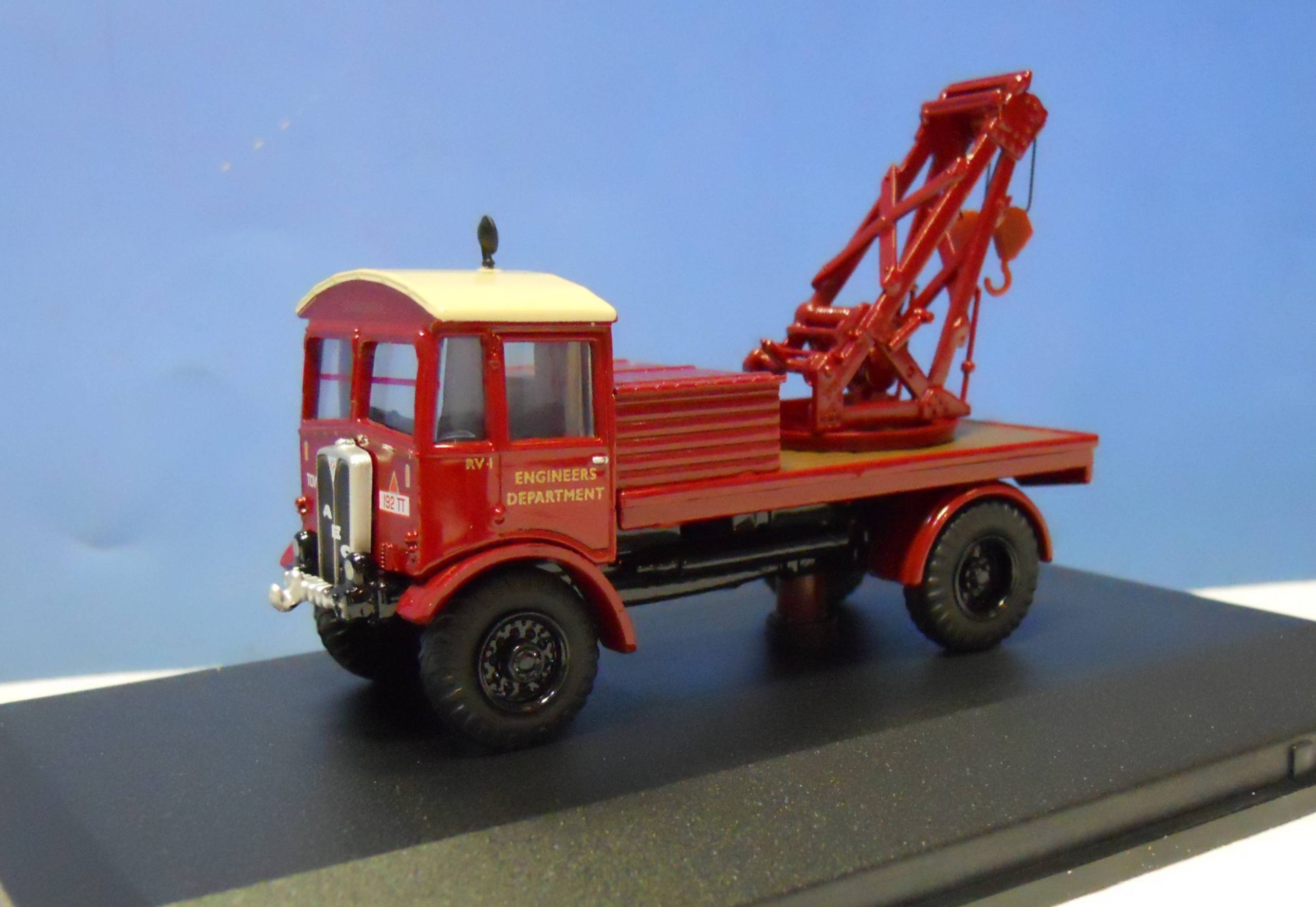 Oxford AEC 012 AEC Matador als afsleepwagen van Devon General