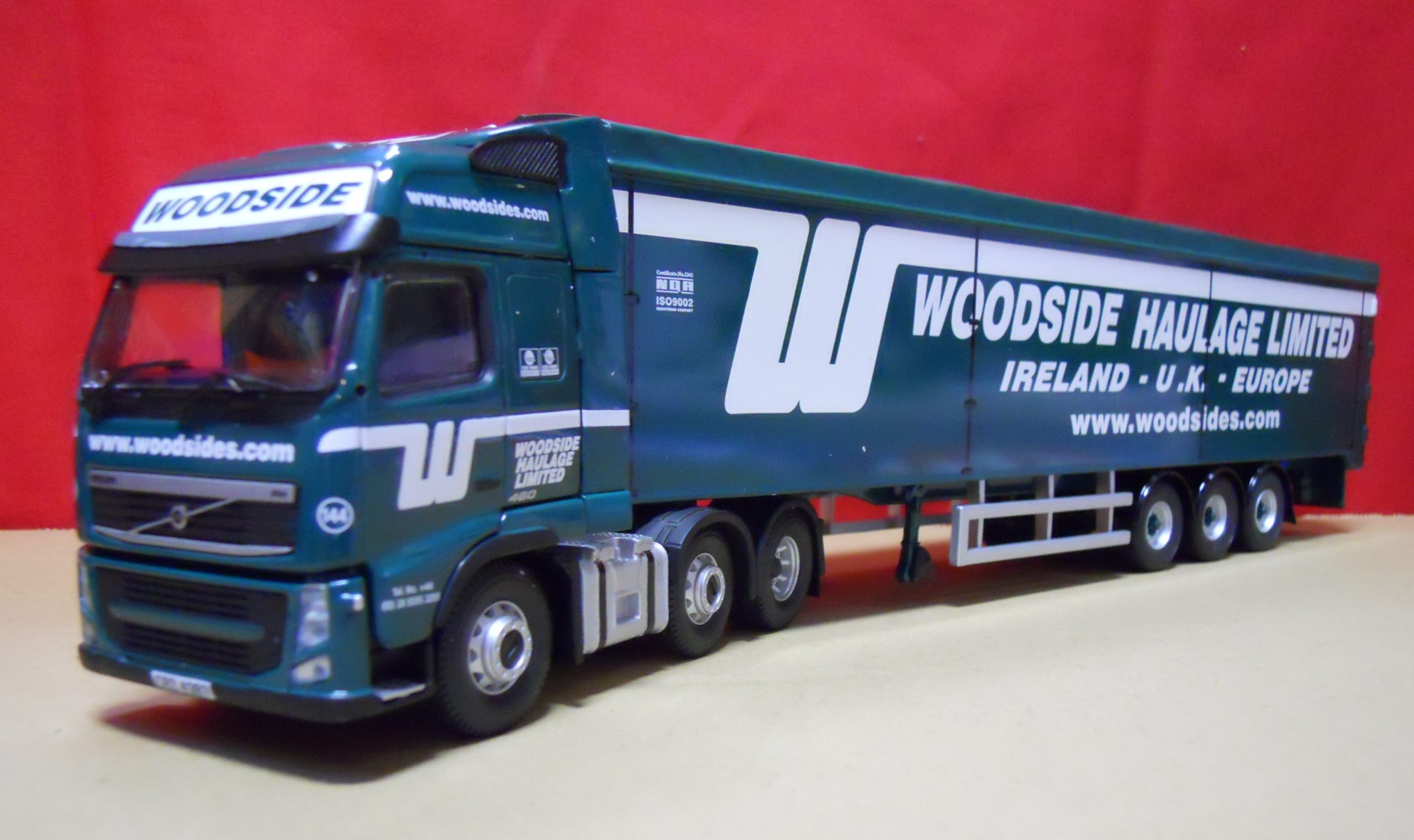 Corgi CC 14033 Volvo FH Globetrotter 6x2 trekker met een 3-assige moving floor trailer. - Afbeelding 2