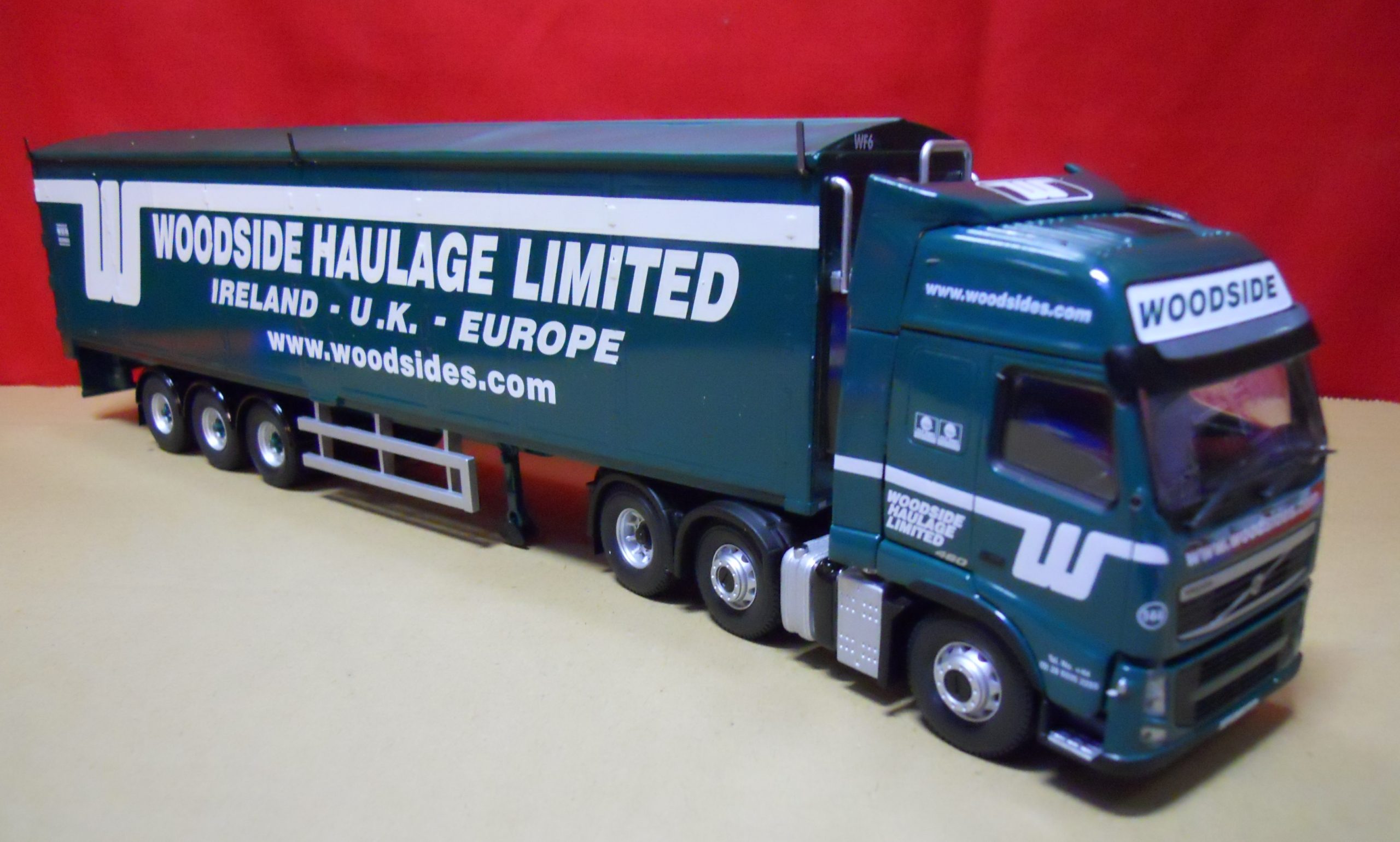Corgi CC 14033 Volvo FH Globetrotter 6x2 trekker met een 3-assige moving floor trailer.